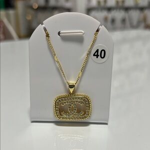 Elegant Gold Pendant Necklace